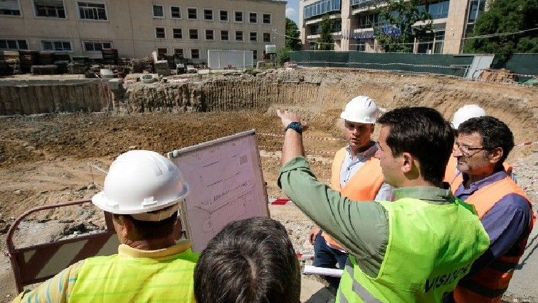 Ekonomia gëlon, Tirana rënkon.