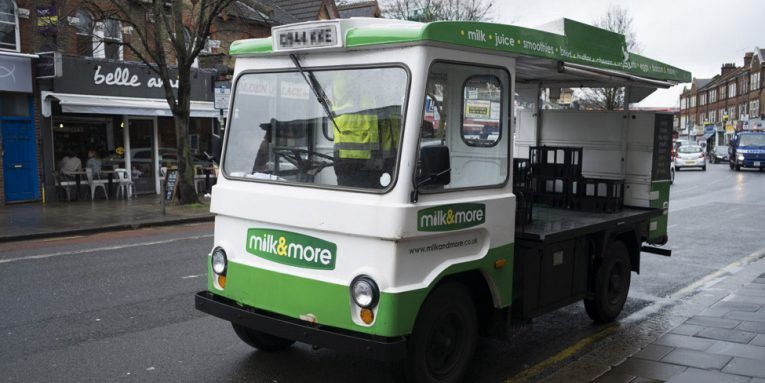 Në Londër po rikthehen shpërndarësit e qumështit — Kërkohen shishet e qelqit për të mbrojtur mjedisin nga plastika