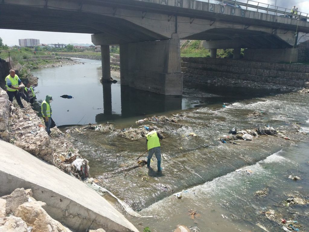 Raporti i BE: Lumenjtë shqiptarë, të ndotur 7 herë më shumë se norma