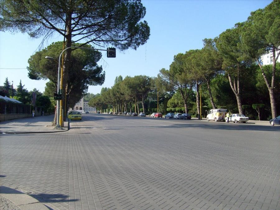 Bulevardi lirohet nga çadra, ndërmarrjet e Bashkisë pastrojnë mbeturinat (VIDEO)