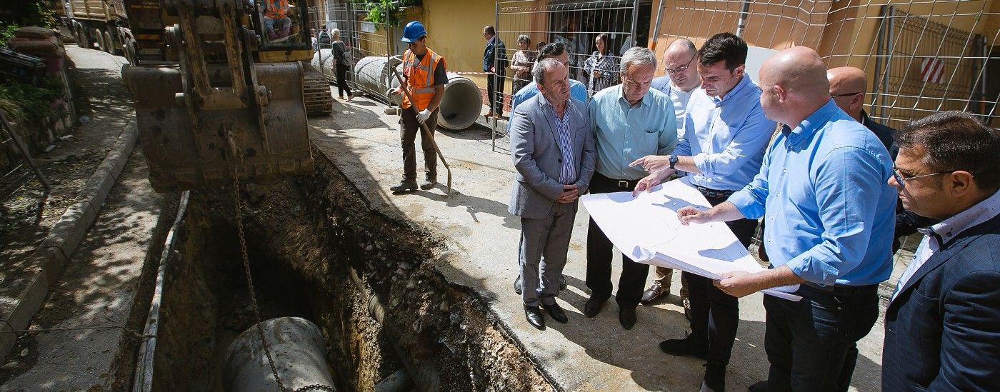 MERR ZGJIDHJE PROBLEMI I UJËRAVE TË ZEZA PËR 5 MIJË BANORËT E RRUGËS “MIHAL GRAMENO”