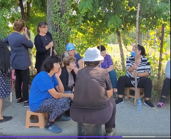 Komuniteti i vogël i Laknasit duke mbrojtur pyllin, po mbron Shtetin.