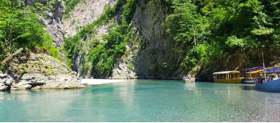 Politikat pro-mjedisore, nga shembulli personal i mbledhjes së plehrave, po qe nevoja edhe pa doreza, te… HEC-et brenda Parkut Kombëtar të Thethit!