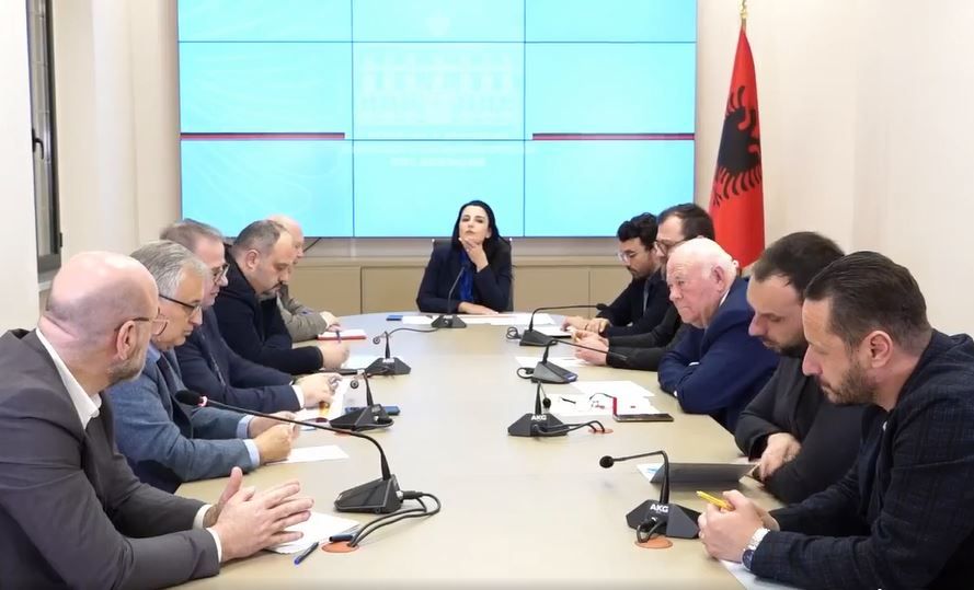 Znj. Balluku po gabon rëndë me TECet lundrues në gji të Vlorës