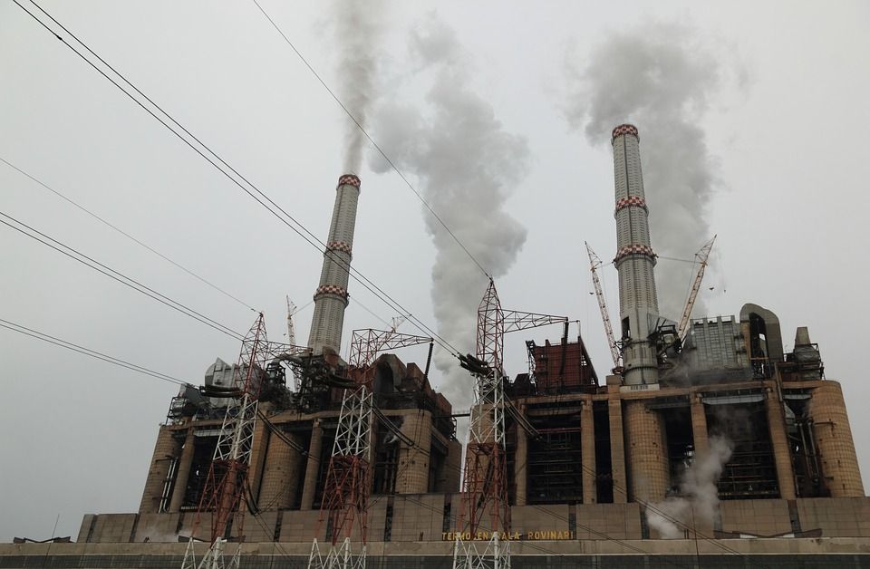 Inteligjenca artificiale në pak sekonda na tregon ndikimet më të rëndësishme mjedisore të termocentraleve të naftës.