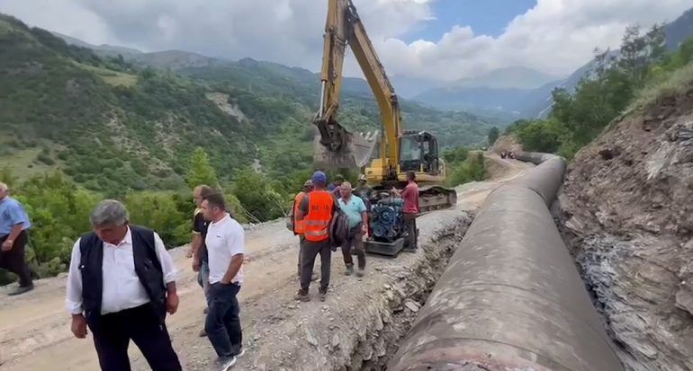 “Nuk do të lejojmë të merrni ujin tonë”, banorët e fshatit turistik në Dibër protestojnë kundër HEC-eve