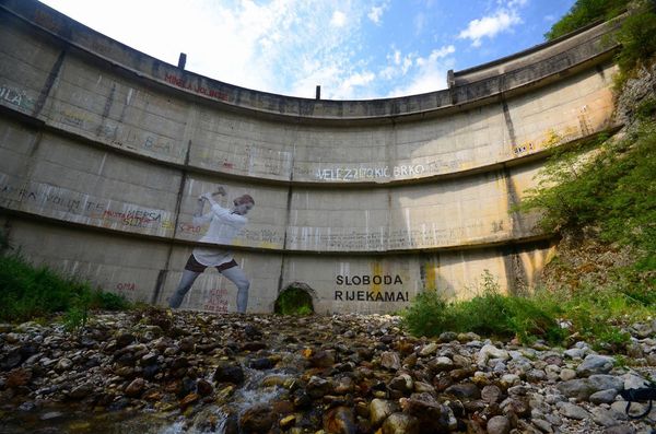 Liri lumenjve - Aktivistë nga e gjithë Bosnja & Herzegovina kanë bërë një pikturë të madhe murale në një digë të shkatërruar