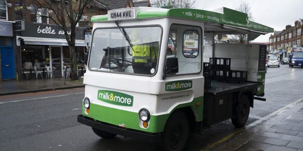 Në Londër po rikthehen shpërndarësit e qumështit — Kërkohen shishet e qelqit për të mbrojtur mjedisin nga plastika
