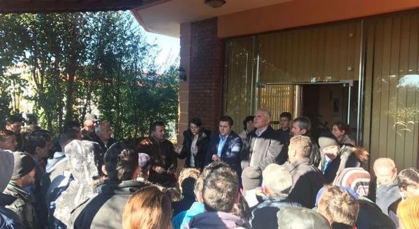 “Mafia e plehrave do të na helmojë tokat”, protestuesit përplasen me policinë në Fier