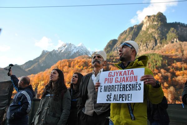 Shqipëria: sulmuar nga digat e betonit, Valbona nis një S.O.S.