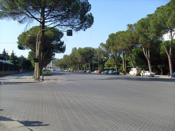 Bulevardi lirohet nga çadra, ndërmarrjet e Bashkisë pastrojnë mbeturinat (VIDEO)