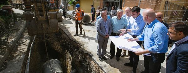 MERR ZGJIDHJE PROBLEMI I UJËRAVE TË ZEZA PËR 5 MIJË BANORËT E RRUGËS “MIHAL GRAMENO”