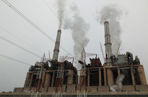 Inteligjenca artificiale në pak sekonda na tregon ndikimet më të rëndësishme mjedisore të termocentraleve të naftës.