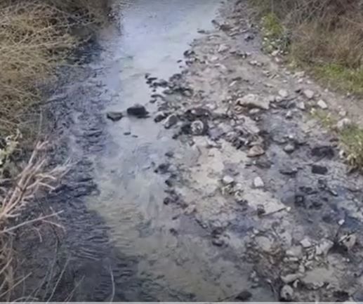 Mbetjet e naftës derdhen në Vjosë, ambientalistët kërkojnë ndërhyrje.